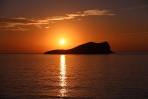 Atardecer en el mar en Ibiza