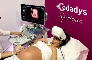 Mujer viendo la ecografía de su bebé con gafas de realidad virtual