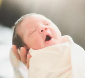 Detalle de bebé recién nacido bostezando