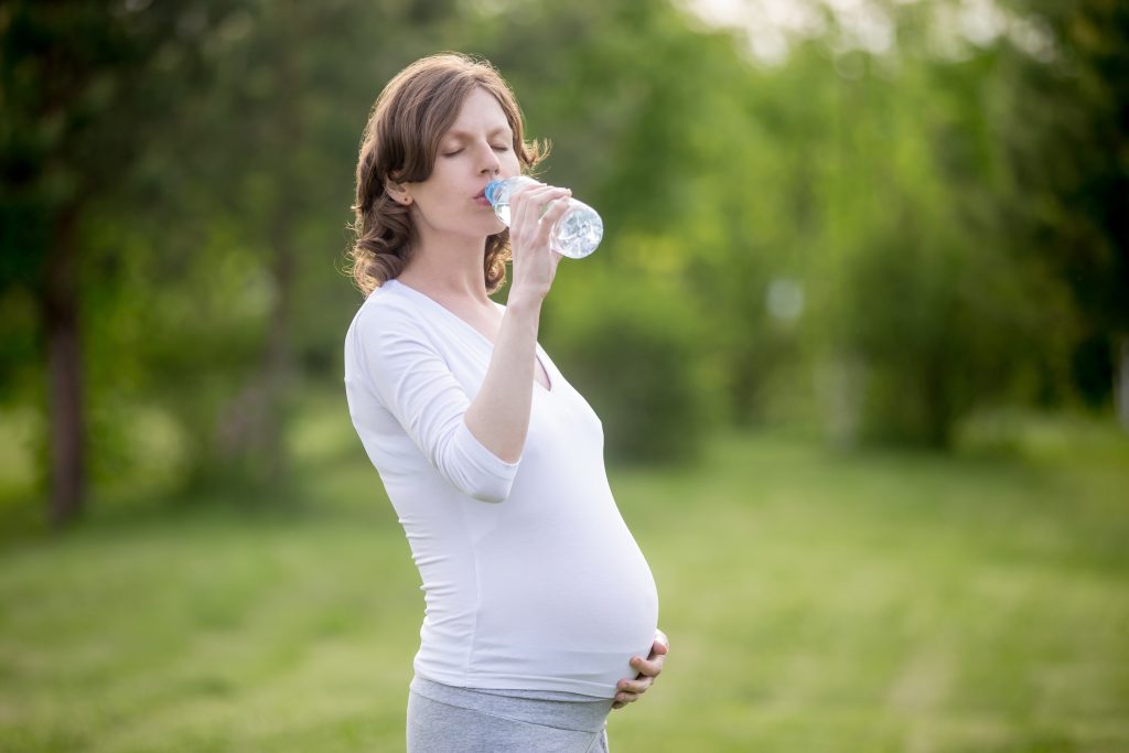 Hidratación para evitar mareos en el embarazo